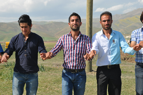 Hakkari'nin Yüksekova ilçesinde 09-10 Haziran 2012'de dünya evine giren çiftlerimizi sizlerler için sayfamıza taşıdık. Yüksekova Güncel Ailesi olarak tüm çitflerimize mutluluklar dileriz. Görüntüler: Foto: Yaşar Kaplan - Sinan Akkurt