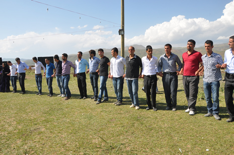 Hakkari'nin Yüksekova ilçesinde 09-10 Haziran 2012'de dünya evine giren çiftlerimizi sizlerler için sayfamıza taşıdık. Yüksekova Güncel Ailesi olarak tüm çitflerimize mutluluklar dileriz. Görüntüler: Foto: Yaşar Kaplan - Sinan Akkurt