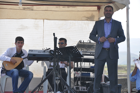 Hakkari'nin Yüksekova ilçesinde 09-10 Haziran 2012'de dünya evine giren çiftlerimizi sizlerler için sayfamıza taşıdık. Yüksekova Güncel Ailesi olarak tüm çitflerimize mutluluklar dileriz. Görüntüler: Foto: Yaşar Kaplan - Sinan Akkurt