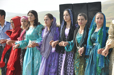 Hakkari'nin Yüksekova ilçesinde 09-10 Haziran 2012'de dünya evine giren çiftlerimizi sizlerler için sayfamıza taşıdık. Yüksekova Güncel Ailesi olarak tüm çitflerimize mutluluklar dileriz. Görüntüler: Foto: Yaşar Kaplan - Sinan Akkurt