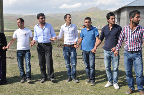 Hakkari'nin Yüksekova ilçesinde 09-10 Haziran 2012'de dünya evine giren çiftlerimizi sizlerler için sayfamıza taşıdık. Yüksekova Güncel Ailesi olarak tüm çitflerimize mutluluklar dileriz. Görüntüler: Foto: Yaşar Kaplan - Sinan Akkurt