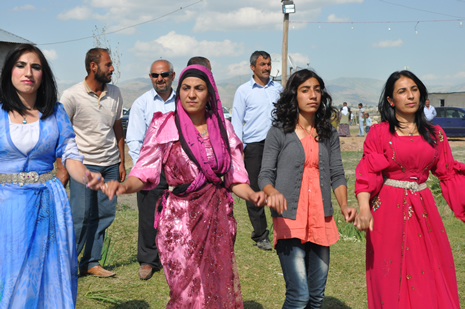 Hakkari'nin Yüksekova ilçesinde 09-10 Haziran 2012'de dünya evine giren çiftlerimizi sizlerler için sayfamıza taşıdık. Yüksekova Güncel Ailesi olarak tüm çitflerimize mutluluklar dileriz. Görüntüler: Foto: Yaşar Kaplan - Sinan Akkurt