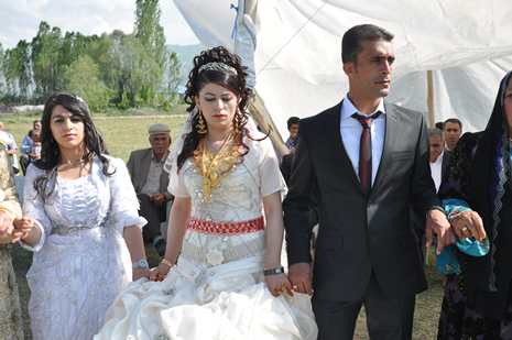 Hakkari'nin Yüksekova ilçesinde 09-10 Haziran 2012'de dünya evine giren çiftlerimizi sizlerler için sayfamıza taşıdık. Yüksekova Güncel Ailesi olarak tüm çitflerimize mutluluklar dileriz. Görüntüler: Foto: Yaşar Kaplan - Sinan Akkurt
