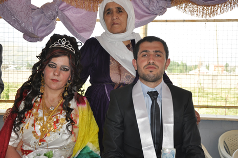 Hakkari'nin Yüksekova ilçesinde 09-10 Haziran 2012'de dünya evine giren çiftlerimizi sizlerler için sayfamıza taşıdık. Yüksekova Güncel Ailesi olarak tüm çitflerimize mutluluklar dileriz. Görüntüler: Foto: Yaşar Kaplan - Sinan Akkurt