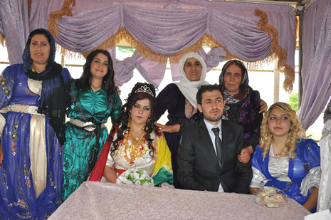 Hakkari'nin Yüksekova ilçesinde 09-10 Haziran 2012'de dünya evine giren çiftlerimizi sizlerler için sayfamıza taşıdık. Yüksekova Güncel Ailesi olarak tüm çitflerimize mutluluklar dileriz. Görüntüler: Foto: Yaşar Kaplan - Sinan Akkurt