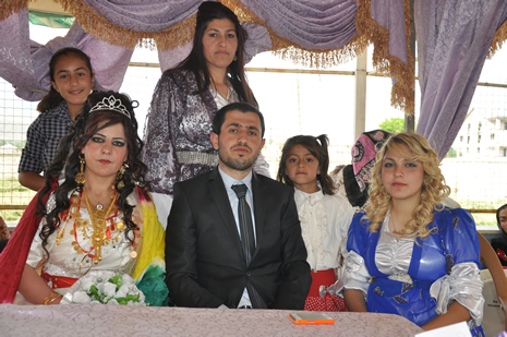 Hakkari'nin Yüksekova ilçesinde 09-10 Haziran 2012'de dünya evine giren çiftlerimizi sizlerler için sayfamıza taşıdık. Yüksekova Güncel Ailesi olarak tüm çitflerimize mutluluklar dileriz. Görüntüler: Foto: Yaşar Kaplan - Sinan Akkurt