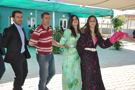 Hakkari'nin Yüksekova ilçesinde 09-10 Haziran 2012'de dünya evine giren çiftlerimizi sizlerler için sayfamıza taşıdık. Yüksekova Güncel Ailesi olarak tüm çitflerimize mutluluklar dileriz. Görüntüler: Foto: Yaşar Kaplan - Sinan Akkurt