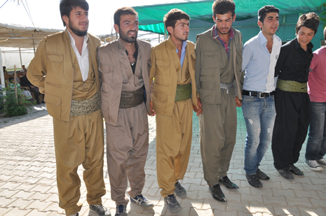 Hakkari'nin Yüksekova ilçesinde 09-10 Haziran 2012'de dünya evine giren çiftlerimizi sizlerler için sayfamıza taşıdık. Yüksekova Güncel Ailesi olarak tüm çitflerimize mutluluklar dileriz. Görüntüler: Foto: Yaşar Kaplan - Sinan Akkurt