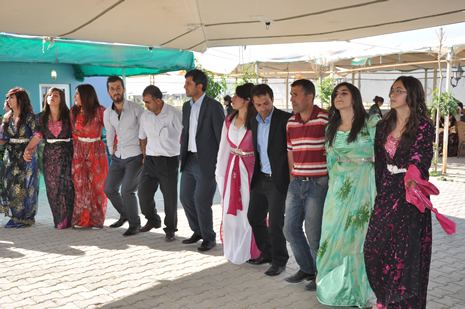 Hakkari'nin Yüksekova ilçesinde 09-10 Haziran 2012'de dünya evine giren çiftlerimizi sizlerler için sayfamıza taşıdık. Yüksekova Güncel Ailesi olarak tüm çitflerimize mutluluklar dileriz. Görüntüler: Foto: Yaşar Kaplan - Sinan Akkurt