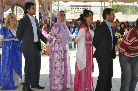 Hakkari'nin Yüksekova ilçesinde 09-10 Haziran 2012'de dünya evine giren çiftlerimizi sizlerler için sayfamıza taşıdık. Yüksekova Güncel Ailesi olarak tüm çitflerimize mutluluklar dileriz. Görüntüler: Foto: Yaşar Kaplan - Sinan Akkurt