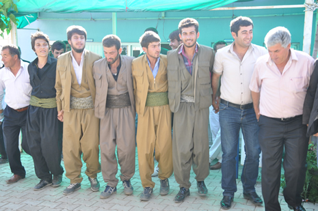 Hakkari'nin Yüksekova ilçesinde 09-10 Haziran 2012'de dünya evine giren çiftlerimizi sizlerler için sayfamıza taşıdık. Yüksekova Güncel Ailesi olarak tüm çitflerimize mutluluklar dileriz. Görüntüler: Foto: Yaşar Kaplan - Sinan Akkurt