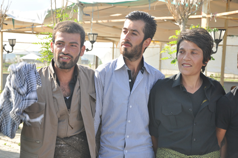 Hakkari'nin Yüksekova ilçesinde 09-10 Haziran 2012'de dünya evine giren çiftlerimizi sizlerler için sayfamıza taşıdık. Yüksekova Güncel Ailesi olarak tüm çitflerimize mutluluklar dileriz. Görüntüler: Foto: Yaşar Kaplan - Sinan Akkurt