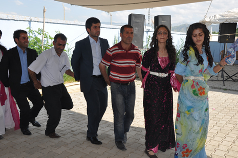 Hakkari'nin Yüksekova ilçesinde 09-10 Haziran 2012'de dünya evine giren çiftlerimizi sizlerler için sayfamıza taşıdık. Yüksekova Güncel Ailesi olarak tüm çitflerimize mutluluklar dileriz. Görüntüler: Foto: Yaşar Kaplan - Sinan Akkurt