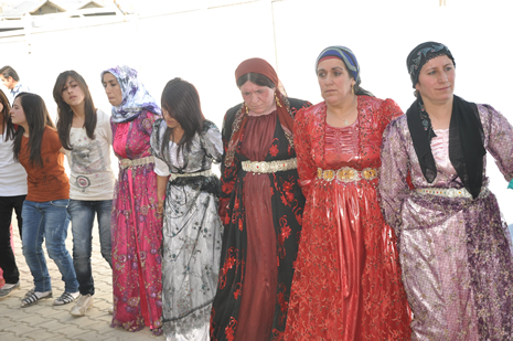 Hakkari'nin Yüksekova ilçesinde 09-10 Haziran 2012'de dünya evine giren çiftlerimizi sizlerler için sayfamıza taşıdık. Yüksekova Güncel Ailesi olarak tüm çitflerimize mutluluklar dileriz. Görüntüler: Foto: Yaşar Kaplan - Sinan Akkurt