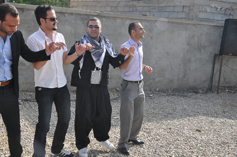 Hakkari'nin Yüksekova ilçesinde 09-10 Haziran 2012'de dünya evine giren çiftlerimizi sizlerler için sayfamıza taşıdık. Yüksekova Güncel Ailesi olarak tüm çitflerimize mutluluklar dileriz. Görüntüler: Foto: Yaşar Kaplan - Sinan Akkurt