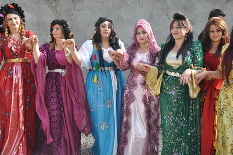 Hakkari'nin Yüksekova ilçesinde 09-10 Haziran 2012'de dünya evine giren çiftlerimizi sizlerler için sayfamıza taşıdık. Yüksekova Güncel Ailesi olarak tüm çitflerimize mutluluklar dileriz. Görüntüler: Foto: Yaşar Kaplan - Sinan Akkurt