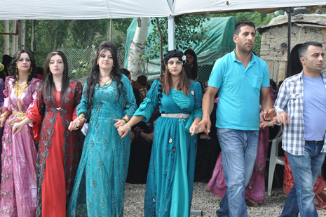 Hakkari'nin Yüksekova ilçesinde 09-10 Haziran 2012'de dünya evine giren çiftlerimizi sizlerler için sayfamıza taşıdık. Yüksekova Güncel Ailesi olarak tüm çitflerimize mutluluklar dileriz. Görüntüler: Foto: Yaşar Kaplan - Sinan Akkurt