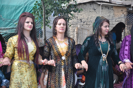 Hakkari'nin Yüksekova ilçesinde 09-10 Haziran 2012'de dünya evine giren çiftlerimizi sizlerler için sayfamıza taşıdık. Yüksekova Güncel Ailesi olarak tüm çitflerimize mutluluklar dileriz. Görüntüler: Foto: Yaşar Kaplan - Sinan Akkurt