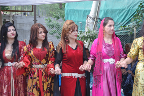 Hakkari'nin Yüksekova ilçesinde 09-10 Haziran 2012'de dünya evine giren çiftlerimizi sizlerler için sayfamıza taşıdık. Yüksekova Güncel Ailesi olarak tüm çitflerimize mutluluklar dileriz. Görüntüler: Foto: Yaşar Kaplan - Sinan Akkurt