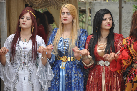 Hakkari'nin Yüksekova ilçesinde 09-10 Haziran 2012'de dünya evine giren çiftlerimizi sizlerler için sayfamıza taşıdık. Yüksekova Güncel Ailesi olarak tüm çitflerimize mutluluklar dileriz. Görüntüler: Foto: Yaşar Kaplan - Sinan Akkurt