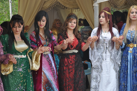 Hakkari'nin Yüksekova ilçesinde 09-10 Haziran 2012'de dünya evine giren çiftlerimizi sizlerler için sayfamıza taşıdık. Yüksekova Güncel Ailesi olarak tüm çitflerimize mutluluklar dileriz. Görüntüler: Foto: Yaşar Kaplan - Sinan Akkurt