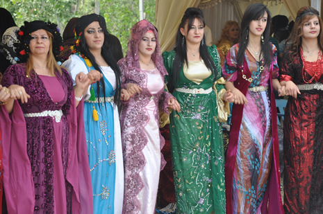 Hakkari'nin Yüksekova ilçesinde 09-10 Haziran 2012'de dünya evine giren çiftlerimizi sizlerler için sayfamıza taşıdık. Yüksekova Güncel Ailesi olarak tüm çitflerimize mutluluklar dileriz. Görüntüler: Foto: Yaşar Kaplan - Sinan Akkurt