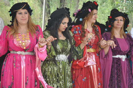 Hakkari'nin Yüksekova ilçesinde 09-10 Haziran 2012'de dünya evine giren çiftlerimizi sizlerler için sayfamıza taşıdık. Yüksekova Güncel Ailesi olarak tüm çitflerimize mutluluklar dileriz. Görüntüler: Foto: Yaşar Kaplan - Sinan Akkurt