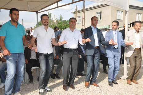 Hakkari'nin Yüksekova ilçesinde 09-10 Haziran 2012'de dünya evine giren çiftlerimizi sizlerler için sayfamıza taşıdık. Yüksekova Güncel Ailesi olarak tüm çitflerimize mutluluklar dileriz. Görüntüler: Foto: Yaşar Kaplan - Sinan Akkurt