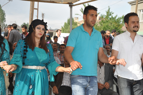 Hakkari'nin Yüksekova ilçesinde 09-10 Haziran 2012'de dünya evine giren çiftlerimizi sizlerler için sayfamıza taşıdık. Yüksekova Güncel Ailesi olarak tüm çitflerimize mutluluklar dileriz. Görüntüler: Foto: Yaşar Kaplan - Sinan Akkurt