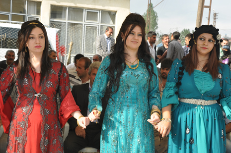Hakkari'nin Yüksekova ilçesinde 09-10 Haziran 2012'de dünya evine giren çiftlerimizi sizlerler için sayfamıza taşıdık. Yüksekova Güncel Ailesi olarak tüm çitflerimize mutluluklar dileriz. Görüntüler: Foto: Yaşar Kaplan - Sinan Akkurt