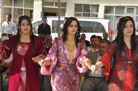 Hakkari'nin Yüksekova ilçesinde 09-10 Haziran 2012'de dünya evine giren çiftlerimizi sizlerler için sayfamıza taşıdık. Yüksekova Güncel Ailesi olarak tüm çitflerimize mutluluklar dileriz. Görüntüler: Foto: Yaşar Kaplan - Sinan Akkurt