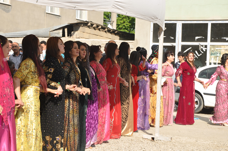 Hakkari'nin Yüksekova ilçesinde 09-10 Haziran 2012'de dünya evine giren çiftlerimizi sizlerler için sayfamıza taşıdık. Yüksekova Güncel Ailesi olarak tüm çitflerimize mutluluklar dileriz. Görüntüler: Foto: Yaşar Kaplan - Sinan Akkurt