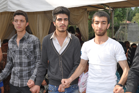 Hakkari'nin Yüksekova ilçesinde 09-10 Haziran 2012'de dünya evine giren çiftlerimizi sizlerler için sayfamıza taşıdık. Yüksekova Güncel Ailesi olarak tüm çitflerimize mutluluklar dileriz. Görüntüler: Foto: Yaşar Kaplan - Sinan Akkurt