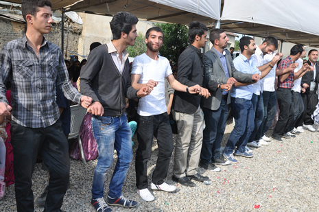 Hakkari'nin Yüksekova ilçesinde 09-10 Haziran 2012'de dünya evine giren çiftlerimizi sizlerler için sayfamıza taşıdık. Yüksekova Güncel Ailesi olarak tüm çitflerimize mutluluklar dileriz. Görüntüler: Foto: Yaşar Kaplan - Sinan Akkurt