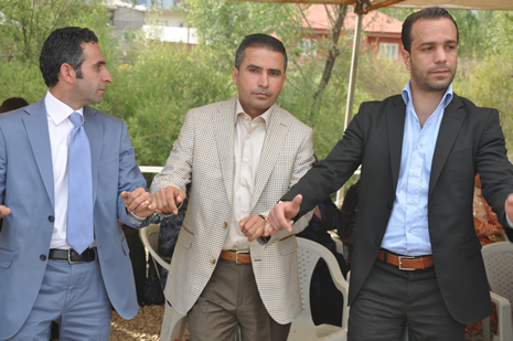 Hakkari'nin Yüksekova ilçesinde 09-10 Haziran 2012'de dünya evine giren çiftlerimizi sizlerler için sayfamıza taşıdık. Yüksekova Güncel Ailesi olarak tüm çitflerimize mutluluklar dileriz. Görüntüler: Foto: Yaşar Kaplan - Sinan Akkurt