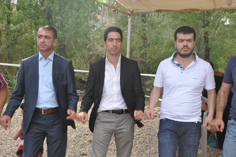 Hakkari'nin Yüksekova ilçesinde 09-10 Haziran 2012'de dünya evine giren çiftlerimizi sizlerler için sayfamıza taşıdık. Yüksekova Güncel Ailesi olarak tüm çitflerimize mutluluklar dileriz. Görüntüler: Foto: Yaşar Kaplan - Sinan Akkurt