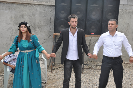 Hakkari'nin Yüksekova ilçesinde 09-10 Haziran 2012'de dünya evine giren çiftlerimizi sizlerler için sayfamıza taşıdık. Yüksekova Güncel Ailesi olarak tüm çitflerimize mutluluklar dileriz. Görüntüler: Foto: Yaşar Kaplan - Sinan Akkurt