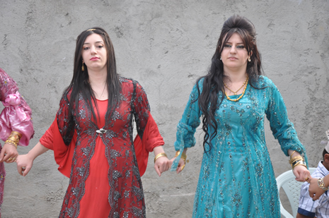 Hakkari'nin Yüksekova ilçesinde 09-10 Haziran 2012'de dünya evine giren çiftlerimizi sizlerler için sayfamıza taşıdık. Yüksekova Güncel Ailesi olarak tüm çitflerimize mutluluklar dileriz. Görüntüler: Foto: Yaşar Kaplan - Sinan Akkurt