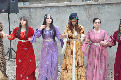 Hakkari'nin Yüksekova ilçesinde 09-10 Haziran 2012'de dünya evine giren çiftlerimizi sizlerler için sayfamıza taşıdık. Yüksekova Güncel Ailesi olarak tüm çitflerimize mutluluklar dileriz. Görüntüler: Foto: Yaşar Kaplan - Sinan Akkurt