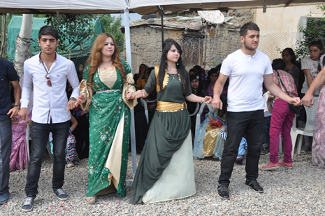 Hakkari'nin Yüksekova ilçesinde 09-10 Haziran 2012'de dünya evine giren çiftlerimizi sizlerler için sayfamıza taşıdık. Yüksekova Güncel Ailesi olarak tüm çitflerimize mutluluklar dileriz. Görüntüler: Foto: Yaşar Kaplan - Sinan Akkurt