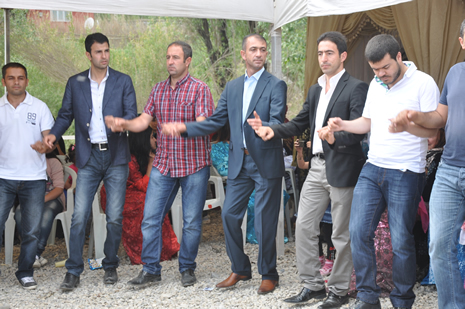 Hakkari'nin Yüksekova ilçesinde 09-10 Haziran 2012'de dünya evine giren çiftlerimizi sizlerler için sayfamıza taşıdık. Yüksekova Güncel Ailesi olarak tüm çitflerimize mutluluklar dileriz. Görüntüler: Foto: Yaşar Kaplan - Sinan Akkurt