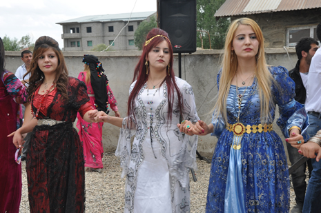 Hakkari'nin Yüksekova ilçesinde 09-10 Haziran 2012'de dünya evine giren çiftlerimizi sizlerler için sayfamıza taşıdık. Yüksekova Güncel Ailesi olarak tüm çitflerimize mutluluklar dileriz. Görüntüler: Foto: Yaşar Kaplan - Sinan Akkurt