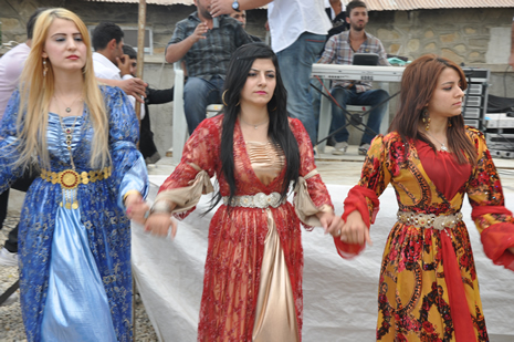 Hakkari'nin Yüksekova ilçesinde 09-10 Haziran 2012'de dünya evine giren çiftlerimizi sizlerler için sayfamıza taşıdık. Yüksekova Güncel Ailesi olarak tüm çitflerimize mutluluklar dileriz. Görüntüler: Foto: Yaşar Kaplan - Sinan Akkurt