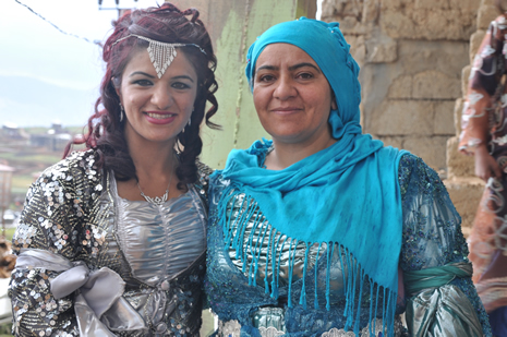 Hakkari'nin Yüksekova ilçesinde 09-10 Haziran 2012'de dünya evine giren çiftlerimizi sizlerler için sayfamıza taşıdık. Yüksekova Güncel Ailesi olarak tüm çitflerimize mutluluklar dileriz. Görüntüler: Foto: Yaşar Kaplan - Sinan Akkurt