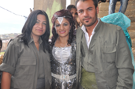 Hakkari'nin Yüksekova ilçesinde 09-10 Haziran 2012'de dünya evine giren çiftlerimizi sizlerler için sayfamıza taşıdık. Yüksekova Güncel Ailesi olarak tüm çitflerimize mutluluklar dileriz. Görüntüler: Foto: Yaşar Kaplan - Sinan Akkurt