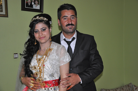 Hakkari'nin Yüksekova ilçesinde 09-10 Haziran 2012'de dünya evine giren çiftlerimizi sizlerler için sayfamıza taşıdık. Yüksekova Güncel Ailesi olarak tüm çitflerimize mutluluklar dileriz. Görüntüler: Foto: Yaşar Kaplan - Sinan Akkurt