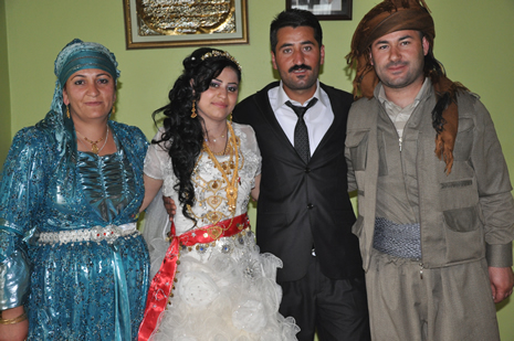 Hakkari'nin Yüksekova ilçesinde 09-10 Haziran 2012'de dünya evine giren çiftlerimizi sizlerler için sayfamıza taşıdık. Yüksekova Güncel Ailesi olarak tüm çitflerimize mutluluklar dileriz. Görüntüler: Foto: Yaşar Kaplan - Sinan Akkurt