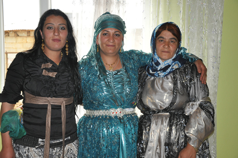 Hakkari'nin Yüksekova ilçesinde 09-10 Haziran 2012'de dünya evine giren çiftlerimizi sizlerler için sayfamıza taşıdık. Yüksekova Güncel Ailesi olarak tüm çitflerimize mutluluklar dileriz. Görüntüler: Foto: Yaşar Kaplan - Sinan Akkurt