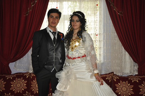 Hakkari'nin Yüksekova ilçesinde 09-10 Haziran 2012'de dünya evine giren çiftlerimizi sizlerler için sayfamıza taşıdık. Yüksekova Güncel Ailesi olarak tüm çitflerimize mutluluklar dileriz. Görüntüler: Foto: Yaşar Kaplan - Sinan Akkurt