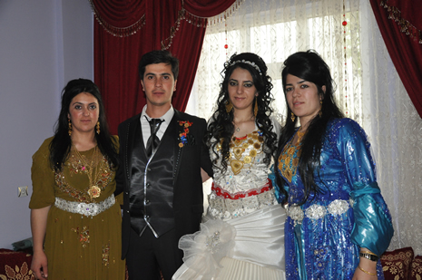 Hakkari'nin Yüksekova ilçesinde 09-10 Haziran 2012'de dünya evine giren çiftlerimizi sizlerler için sayfamıza taşıdık. Yüksekova Güncel Ailesi olarak tüm çitflerimize mutluluklar dileriz. Görüntüler: Foto: Yaşar Kaplan - Sinan Akkurt